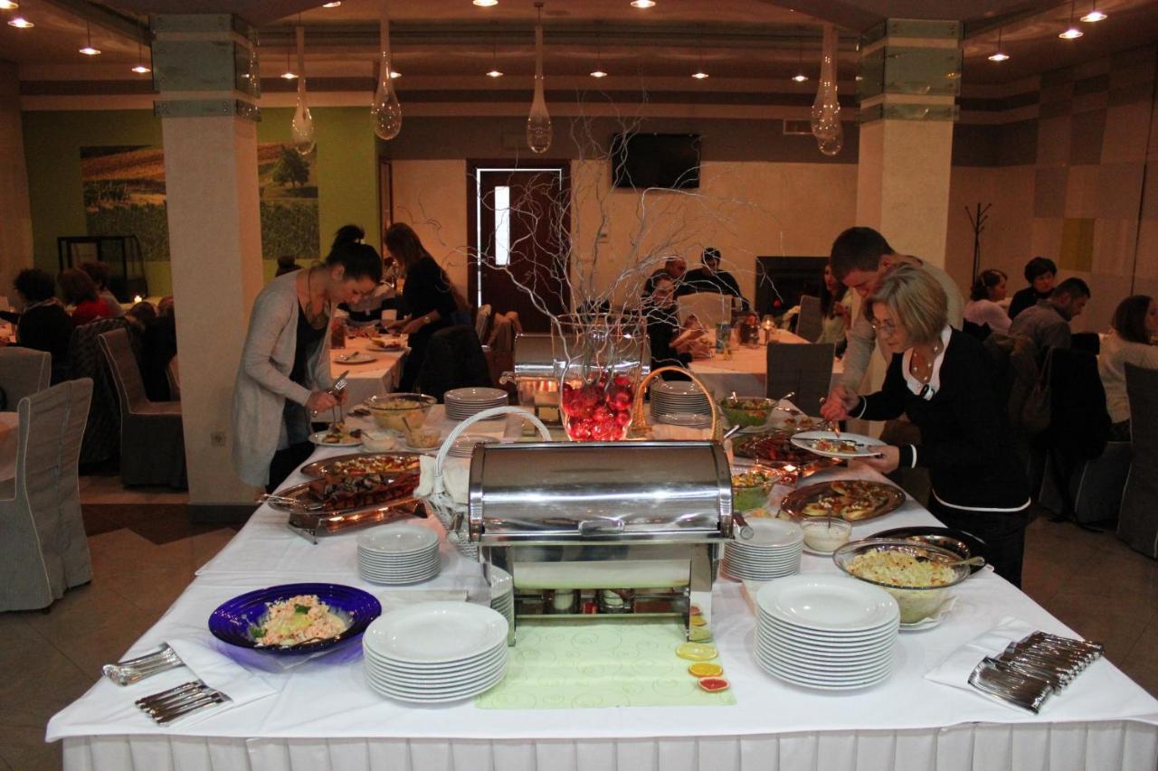Hotel Ðakovo Kültér fotó